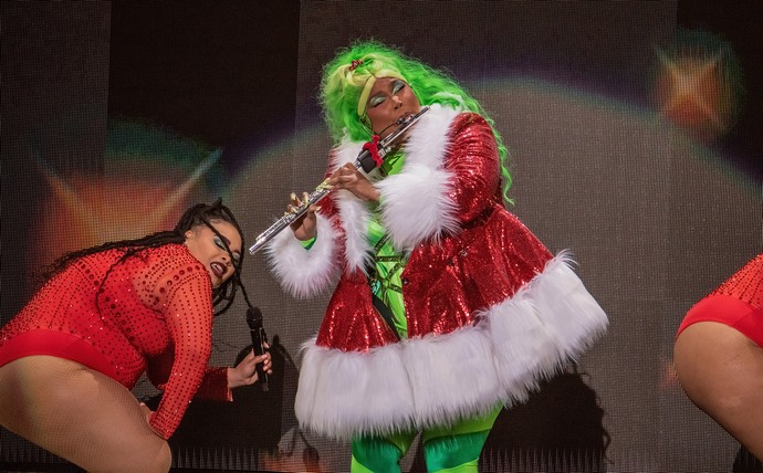 Роковая женщина Дуа Липа, зелёный полосатый уродец Лиззо, рокерша Деми Ловато и другие стали участниками рождественского шоу Jingle Ball